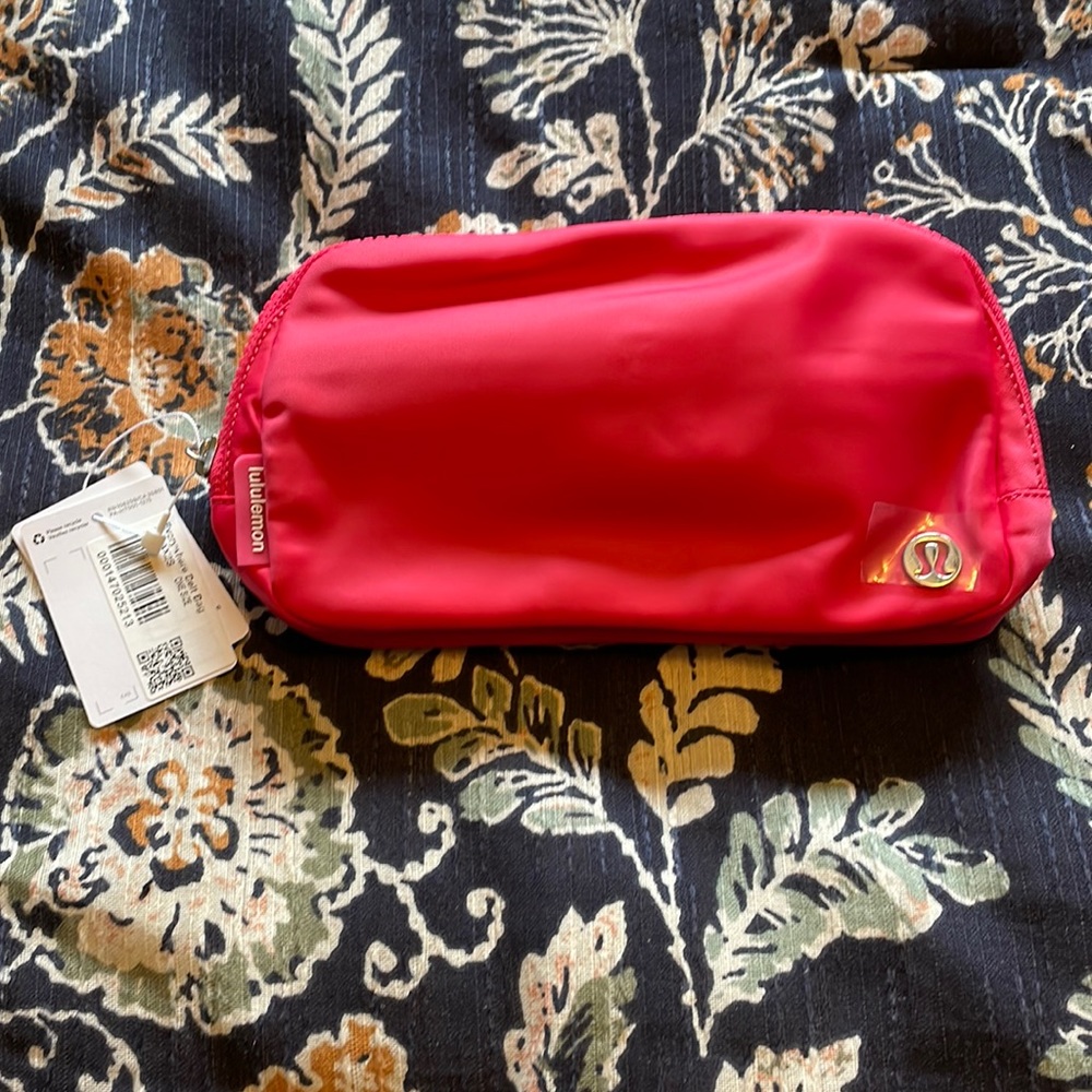 Lululemon Everywhere belt bag